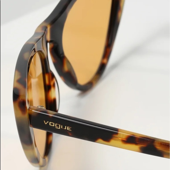 VOGUE - Sunglasses 😎 - Picture 3 of 9